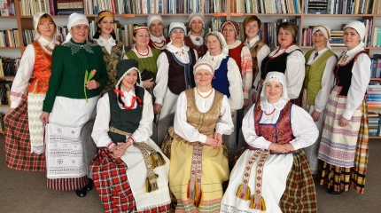 Trakų viešosios bibliotekos kolektyvas sveikina su Lietuvos valstybės šimtmečiu