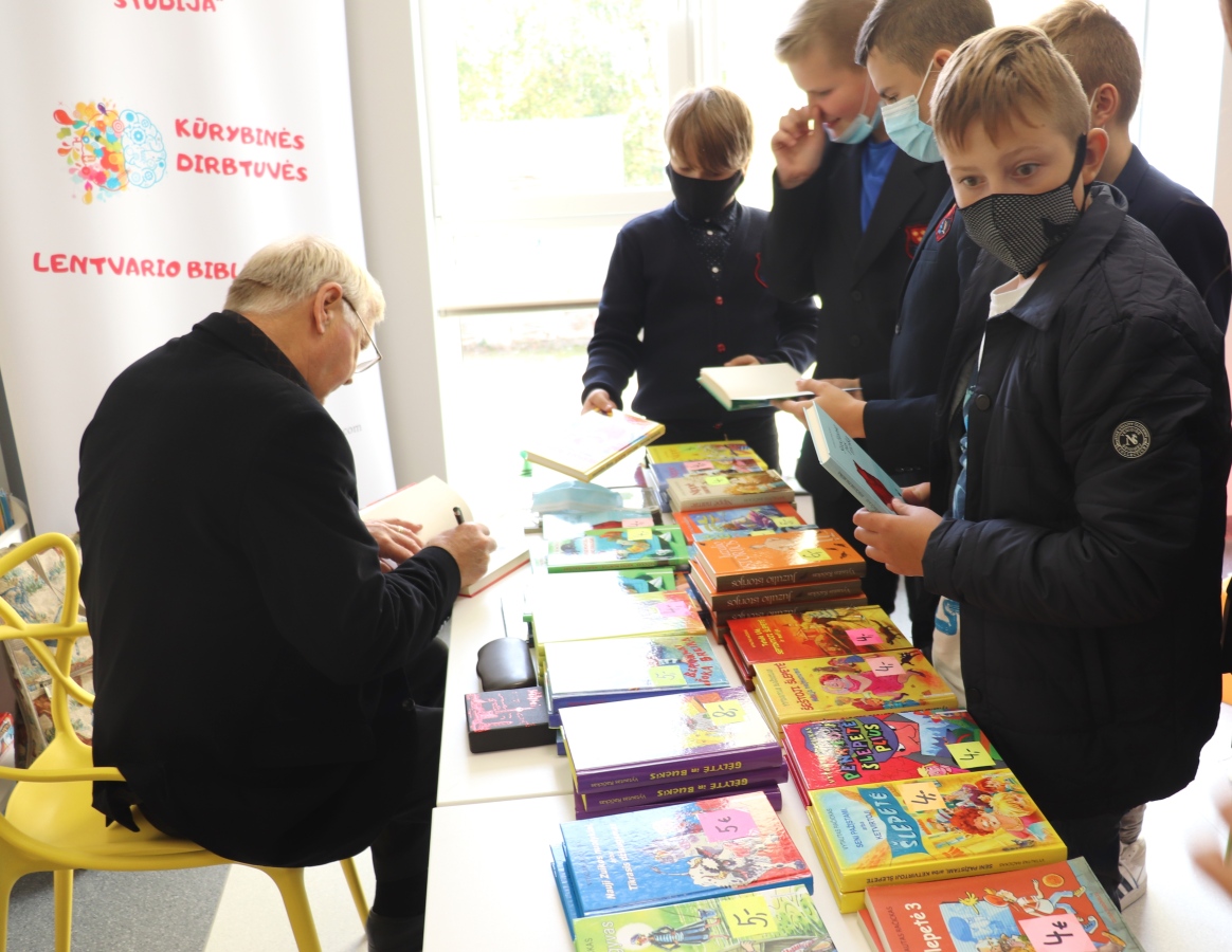 Svečiuose rašytojas Vytautas Račickas Trakų viešoji biblioteka